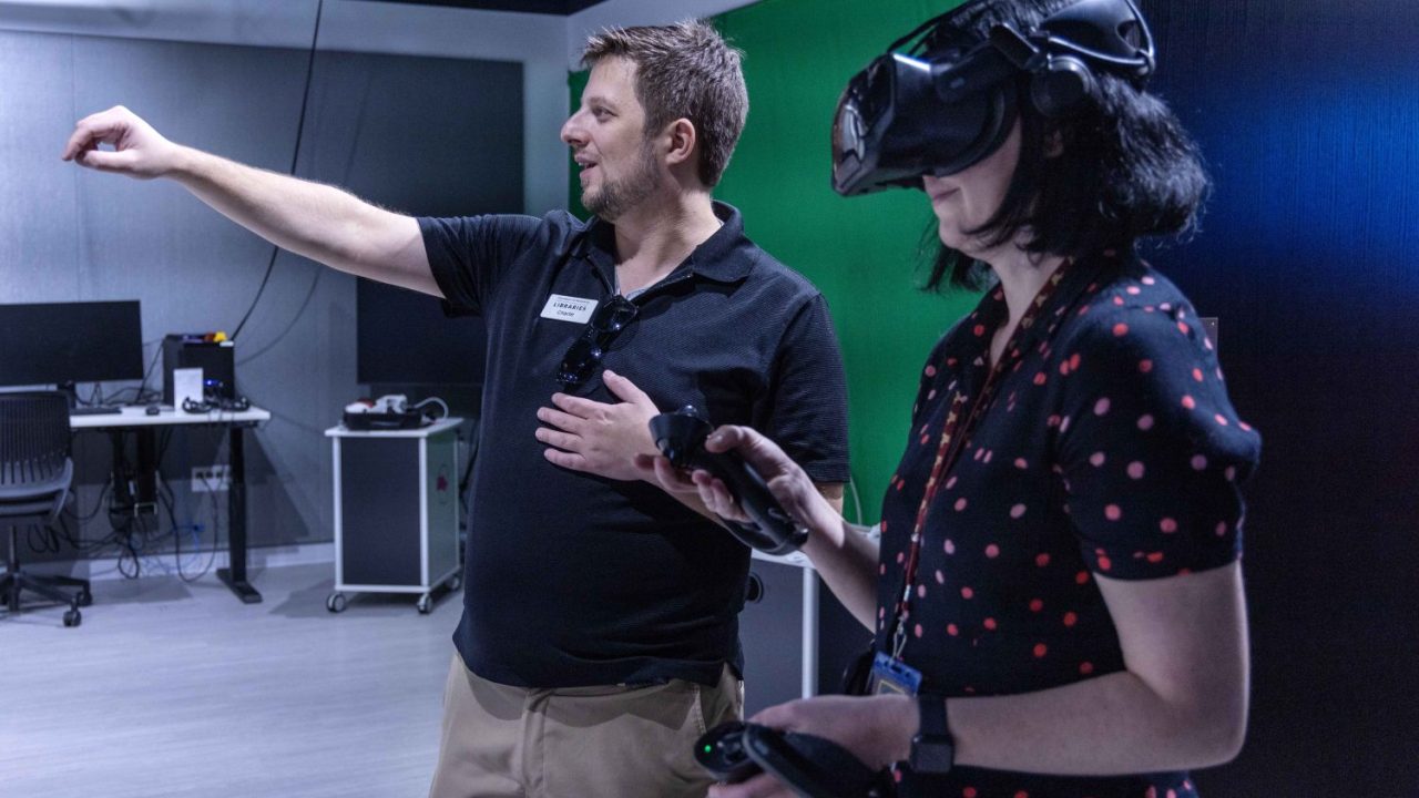 Charlie Heinz explains the anatomy simulations in the VR Studio.