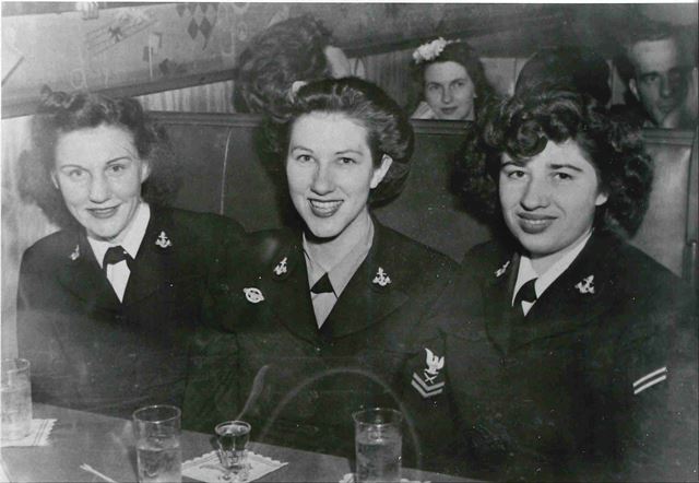 Phyllis Cohen (left) in Washington D.C., 1945