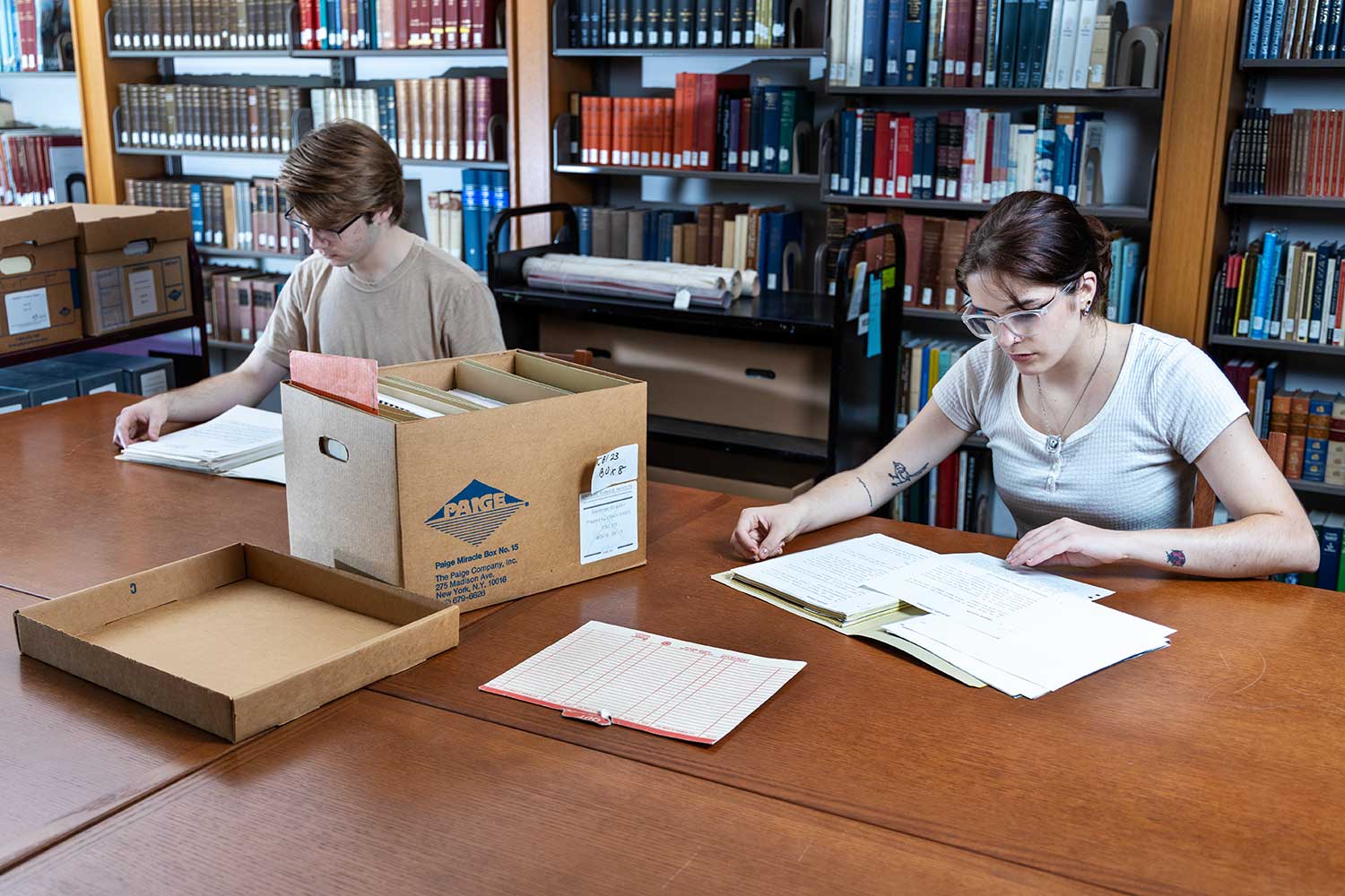 Two researchers in the Wallin Center at Elmer L. Andersen Library.